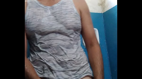 Robson gosta de exibir seu pau grande  grosso e cabe&ccedil;udo soltando baba gostosa