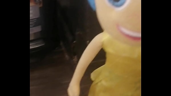 Ansiedad de Inside Out 2 se masturba viendo el co&ntilde;o limpio de su sexy jefa y Alegr&iacute;a la descubre y follan