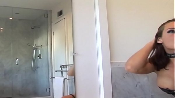 Con l'amica nel bagno a fare sesso