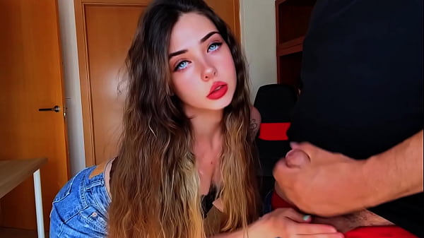 Me sorprend&iacute; al ver a mi padrastro haciendose una paja con mis videos porno, termina follando con hijastra bien puta  