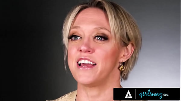 Stacked MILF Gives Herself Orgasms