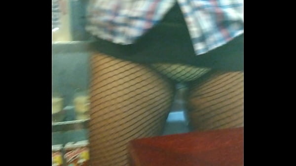 Esposa Ninfeta Mostra a Buceta no Bar 2