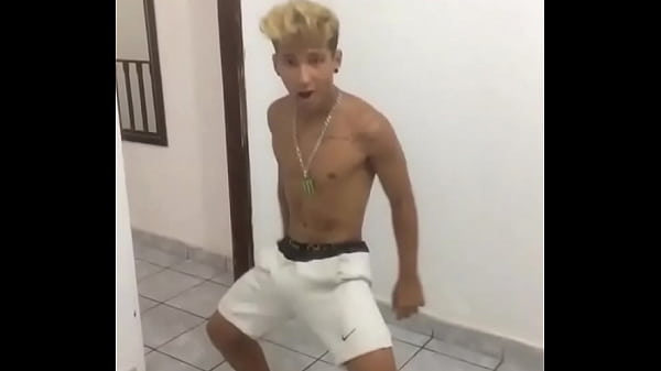 Novinho dan&ccedil;ando no isolamento 