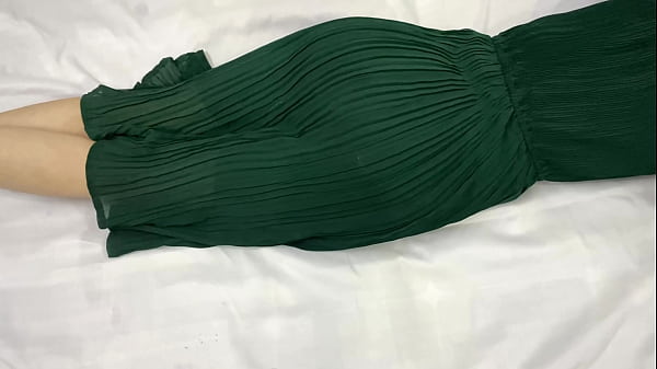 मेरी छोटी सौतेली बहन कमरे में अकेली थी, मैं भी उसके कमरे में गया और रात को उसकी चूत चोदी