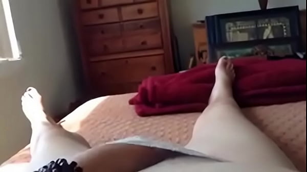 Mi esposo no est&aacute; y me masturbo en la cama de mi suegro