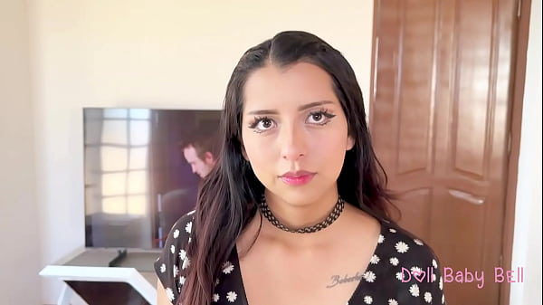 Descubr&iacute; el OF de mi hermanastra y ella har&aacute; cualquier cosa para mantenerlo en secreto