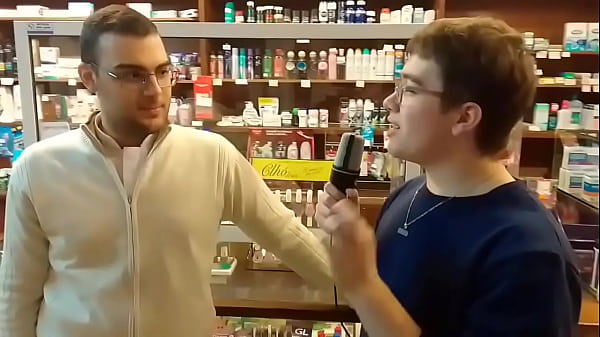 Gordo teton se autopenetra un micr&oacute;fono en el ano