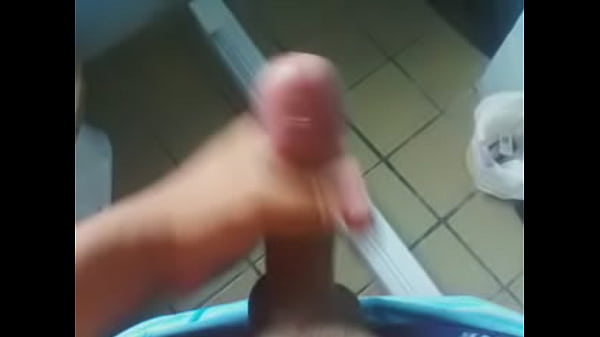 Novinho cabulozo gozando de manh&atilde;(v&iacute;deo feito a alguns meses atr&aacute;s)