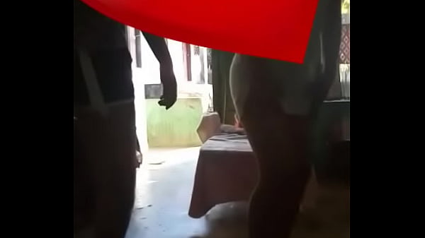 Vecina bailando sensualmente  