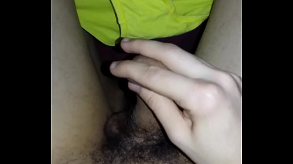 chavo que usa trusa se la jala