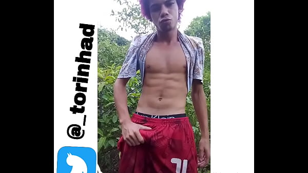 Novinho batendo uma no matagal 