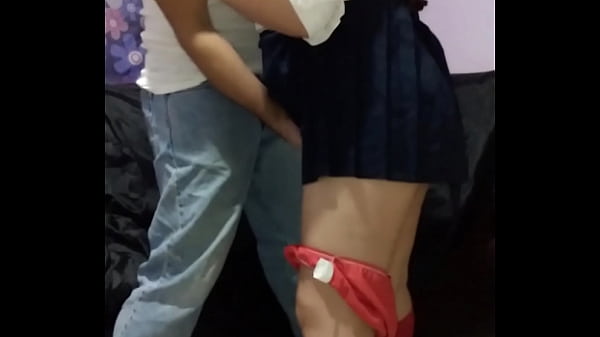 Le impongo castigo y me masturbo frente a sus ojos porque la encontr&eacute; fajando atr&aacute;s de los salones con un alumno del plantel