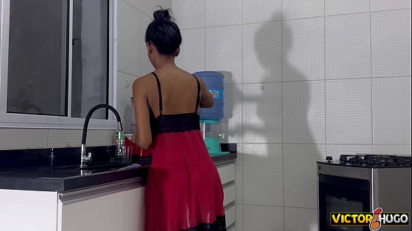 Casada gemendo alto na cozinha antes de toma no cuzinho guloso