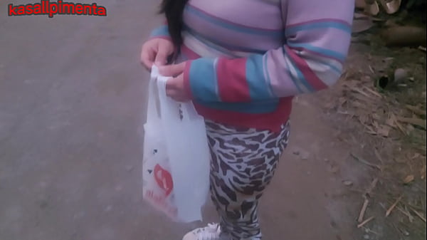 transando com uma gostosa de uma comunidade sem camisinha, por algumas notas, safado goza at&eacute; no cuzinho dela!