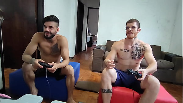 Carmona e Hisak jogando video game valendo o toba