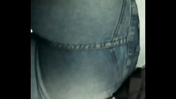 Que rico culo en la combi