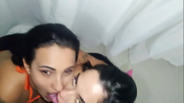 Boquete duplo com direito a gozada farta na cara das duas safadas sem vergonha. Completo no x v&iacute;deos red