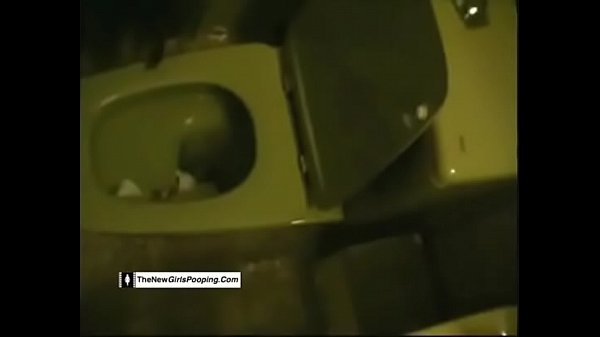 Chica hermosa haciendo del ba&ntilde;o