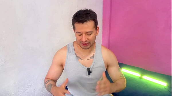 Profesor universitario le da el culo a pelo a su joven estudiante dotado 