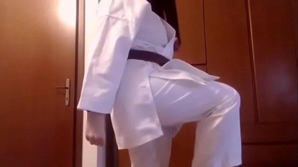 La tua bella insegnante di arti marziali ti riduce oggi ad un piccolo verme segaiolo  