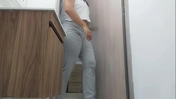 ESPIANDO EN EL BA&Ntilde;O A HERMOSA CHICA CULONA MEANDO