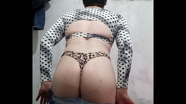 Rebolando de shortinho socado