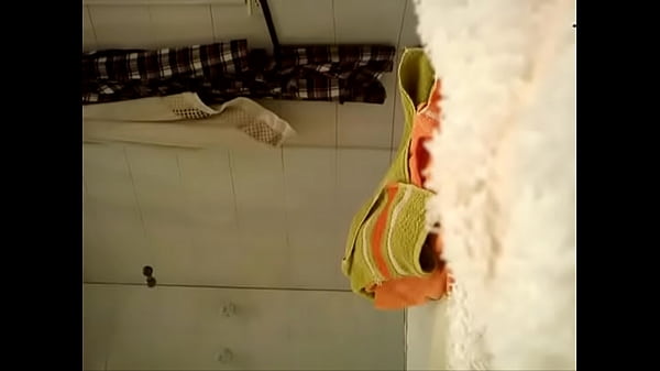 Gordinha tomando banho