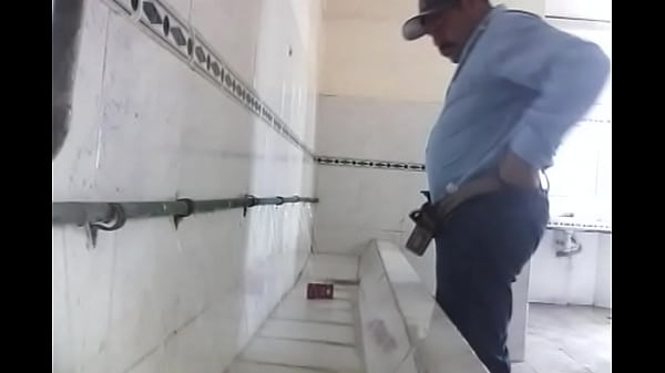 espiando en ba&ntilde;os vergas