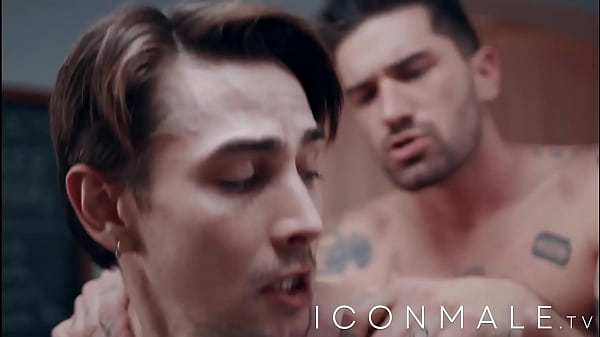 El profesor folla nuestro culo para obtener una mejor calificaci&oacute;n.(masculino)