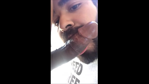 Barbudo chupando a pica do neg&atilde;o - www.prazergay.com.br  