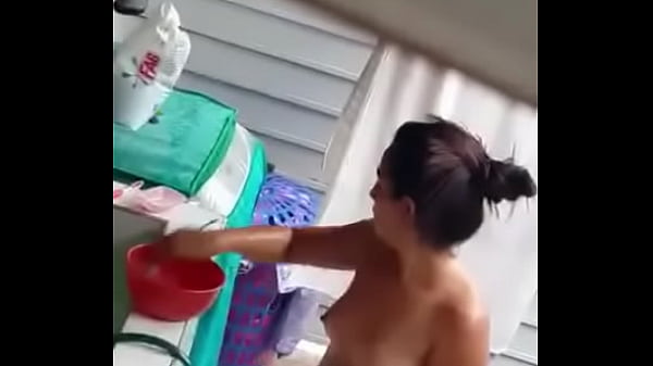 Novinha sendo filmada tomando banho