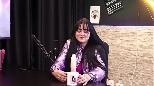 O boquete dela &eacute; algo inesquec&iacute;vel, ent&atilde;o ela pegou um pau para fazer uma demonstra&ccedil;&atilde;o - Pamela Sagaz (SHEER/RED)