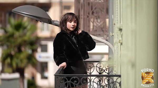 Abby, petite coquine, veut une belle bite