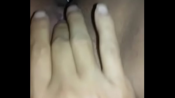 gostosa brincando com a buceta 