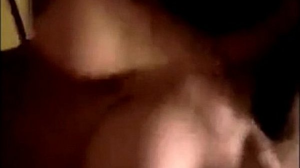 Chichona gimiendo y montando