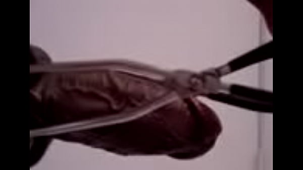 Exercicio JELQ com aparelho em close