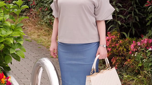 若槻めぐみさん45歳。レジ打ちのパートとして地元のスーパーで働いている。結婚 年目を迎えても夜の夫婦生活はそれなりに満たされていたというめぐみさんだが、つい最近まさにその最中にご主人がテレビを横目で見ているのに気付いてしまった。「私よりもテレビが気になるんだって思ったら悔しくて&hellip;。」  