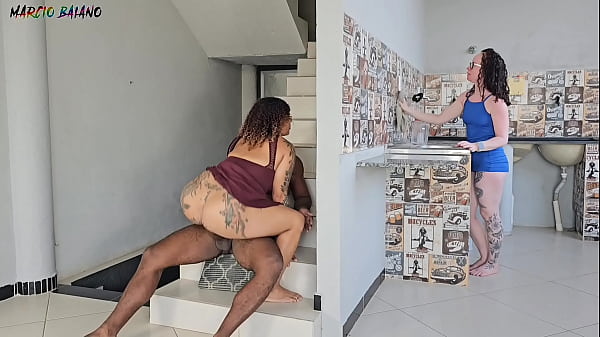 MINHA ESPOSA FAZ A FAXINA E NEM PERCEBE EU COMENDO A MAE DELA