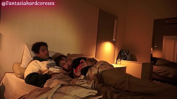 Jugando con la boquita de mi hermanastro y sus enormes tetas, me deja el pene sin leche  