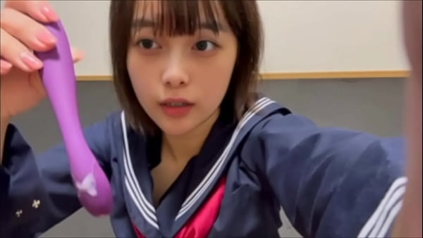 おもちゃをおまんこに挿れて遊んでたらヒクヒク感じでしまいイク女子大生。