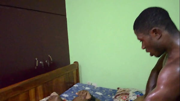 C'est l'&eacute;cole du sexe, un prof pas comme les autres profite de ses cours de sexe &agrave; domicile pour pousser les femmes &agrave; l'adult&egrave;re.  Cameroun.  vivre exclusivement sur xvideos rouge  