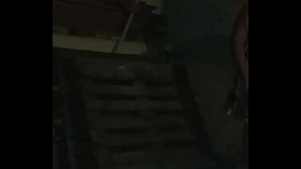 marido s&oacute; chega em casa cansado o vizinho veio fazer o trabalho por ele  