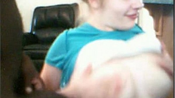 Amateur girl gives interracial blowjob on cam