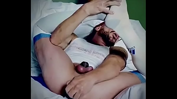 Marica en castidad juega con un pepino en su culo 