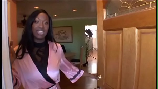 Crap-yellow penetrates stunning ebony hottie in black outfit