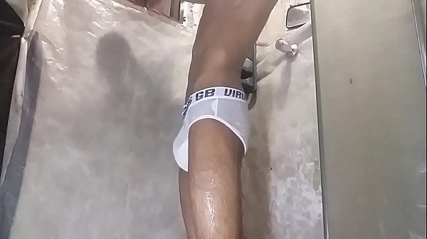 TOMANDO BANHO DE CUECA BRANCA - GOSTOSO (MOSTRANDO METADE DO PAU)