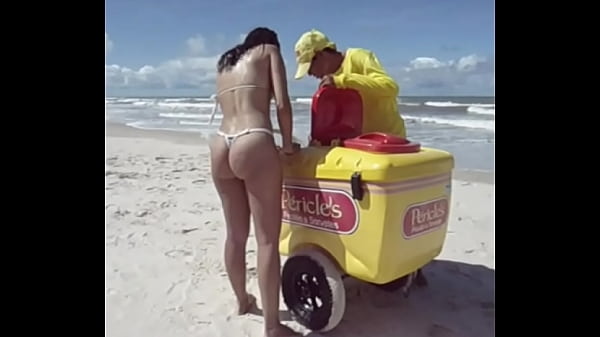 Fiestacasaldf: Esposa de micro bikini comprando picol&eacute;