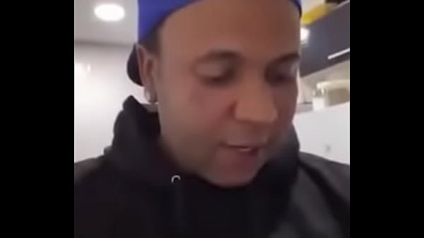 Pau Preto Fazendo Xixi na Boca Da Novinha  