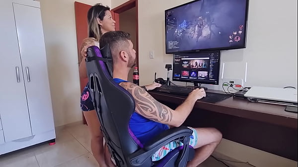 Essa danadona me pertuba com sua grande bunda quando estou jogando 