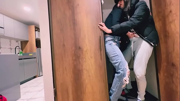 No hagas ruido que t&uacute; mam&aacute; nos descubre follando en su cuarto!